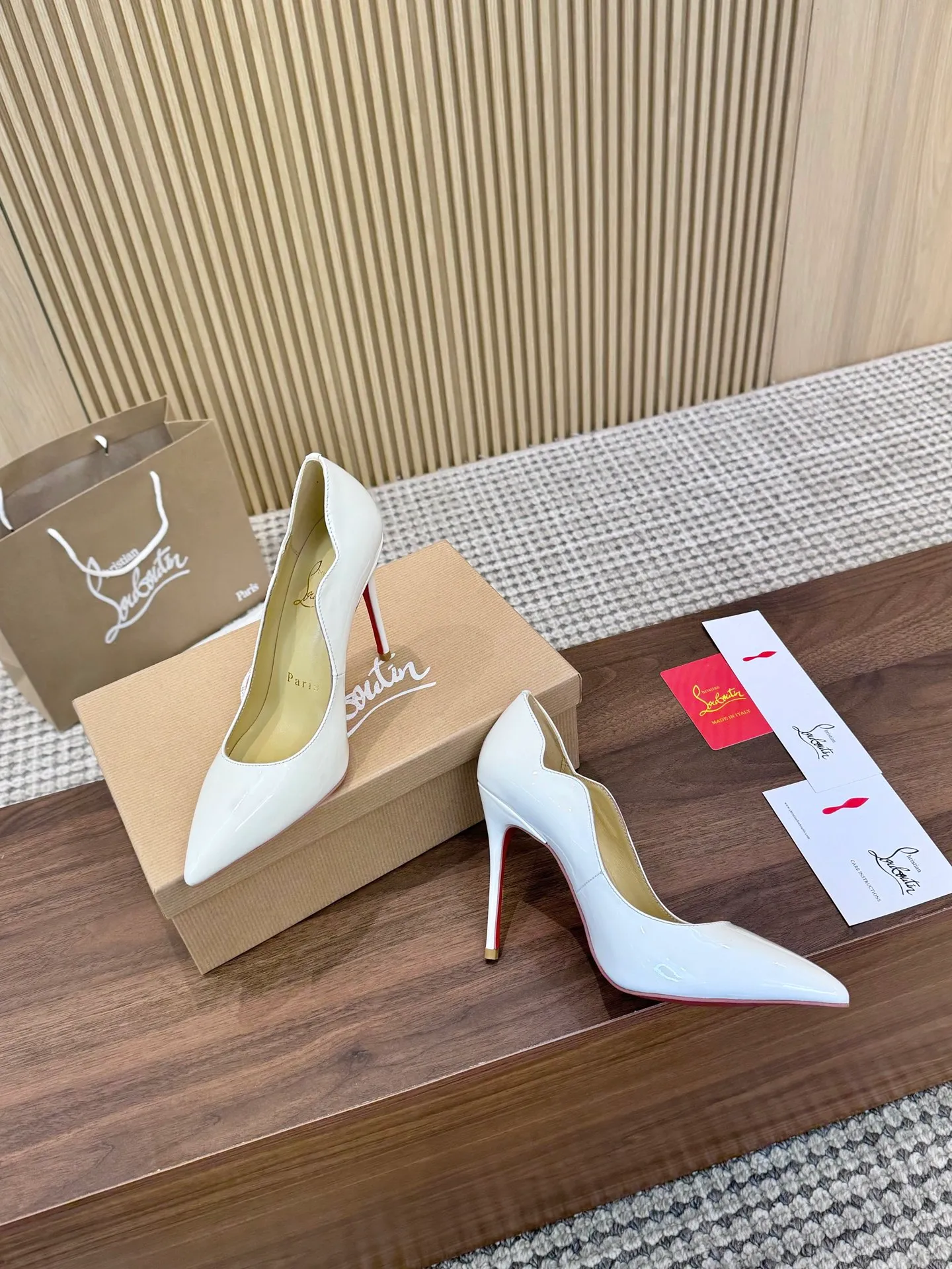 👟👟Ex-factory price 440 👟👟 Genuine leather sole +40 shipped all year round 💝Christian Louboutin CL👠 "Imported cow patent leather💎 series" noble and luxurious, real blingbling👟👟 real materials, all customized by the pattern maker, and the materials are made of original customized materials, achieving the taste of the original 5 color options💍 Upper: imported 👉cow patent leather💪 lining: sheepskin foot pad/lining code number: 34-40.41.42 heel height: two options: 10.5cm and 8.5cm